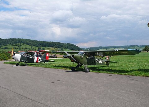 Stinson und Piper Cub auf dem Flugplatz Birrfeld.