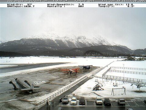 Die Ju-52 und 2 Antonov An-2 bringen die Gäste von Service7000 AG zu Immobilienforum nach Pontresina.