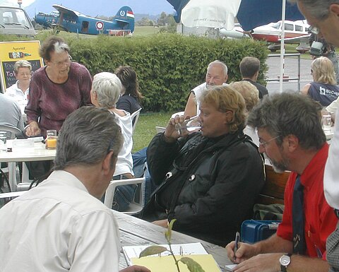 Paul Hunziker beim Ticket schreiben.