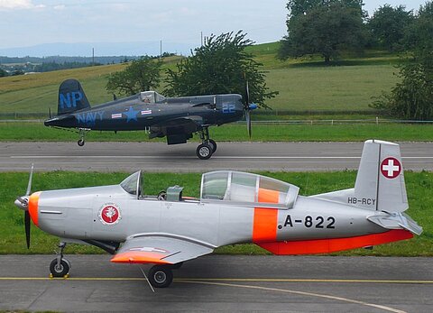 Vorne Pilatus P-3 und beim Start der Corsair.