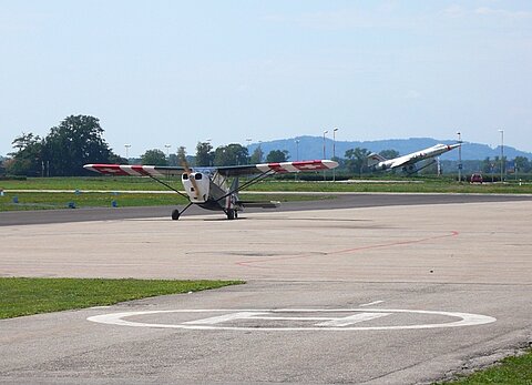 Zwei amerikanische Flugzeuge Stinson L-5 und Lockheed Starfighter.