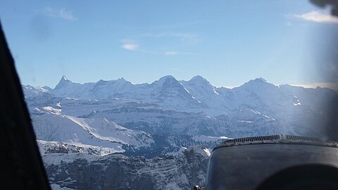 Vor uns die Berneralpen.