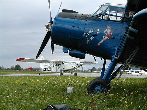 Zwei Transportflugzeuge, Pilatus Porter und AN-2.