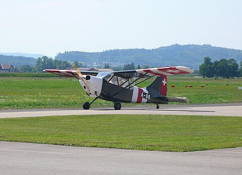 Der Stinson rollt in Grenchen zum Start.