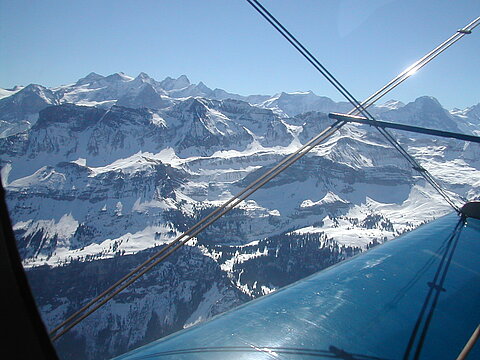 Über dem Brienzersee mit Blick zur Axalp.