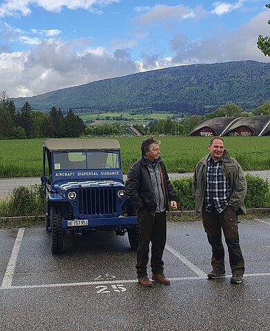 Organisator vor seinem Jeep der Royal Air Force.