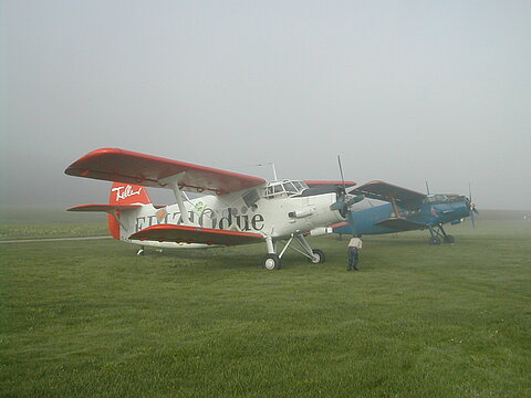 Zwei AN-2 warten auf dem Flugplatz Speck Fehraltorf um nach Mollis zu fliegen.