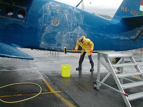 Vor einer Kontrolle gilt es die An-2 zu reinigen.