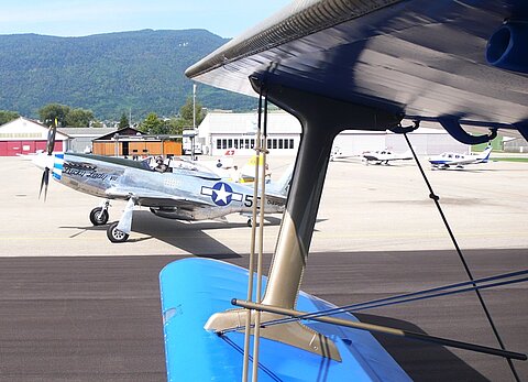 Mustang P-51 rollt zum Start.