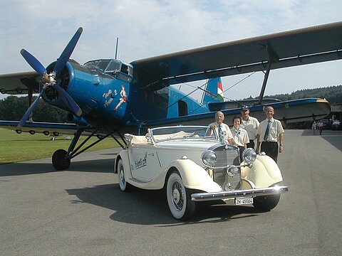 Die AVS-Crew vor zwei Oldtimer.