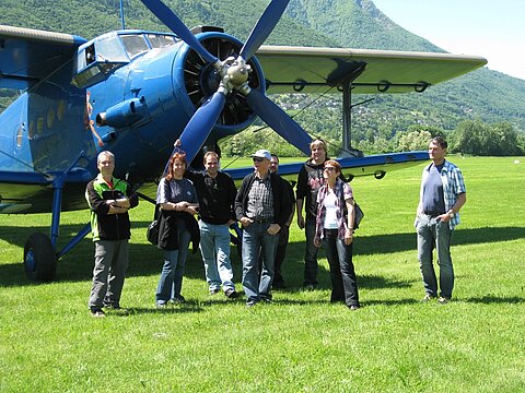 Ein Teil unserer Gäste versammelt sich vor der AN-2.