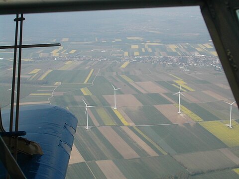 Windkraftwerke in der Gegend von Neusiedlersee.