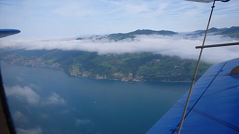 Im Steigflug über dem Thunersee.