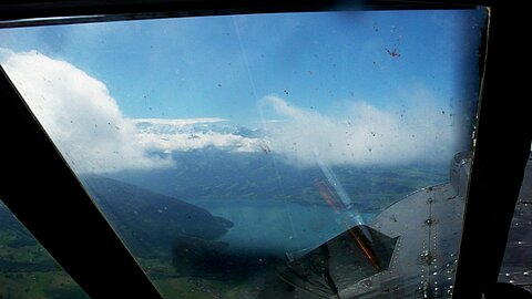 Über dem Thunersee lichten sich die Wolken.