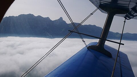 Steigen über das Nebelmeer, im Hintergrund die Stockhornkette.