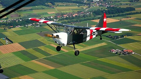 Auf dem Hinflug begleitet uns die Stinson L-5.
