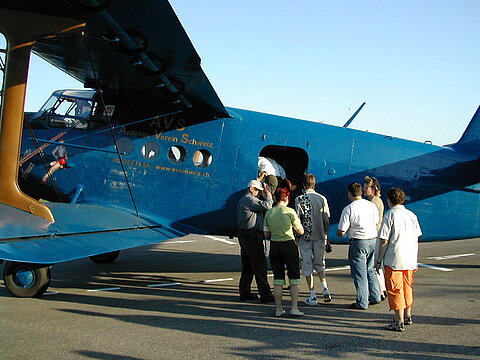 Passagiere besteigen die AN-2.