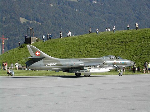 Wie in alten Zeiten rollt dieser Hunter auf dem Flugplatz von Interlaken herum.