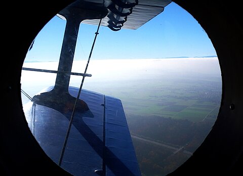 Steigflug über den Dunst.