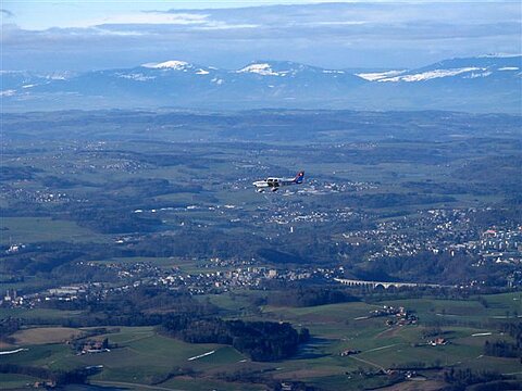 In der Gegend von Fribourg, Begegnung eines Kleinflugzeuges.