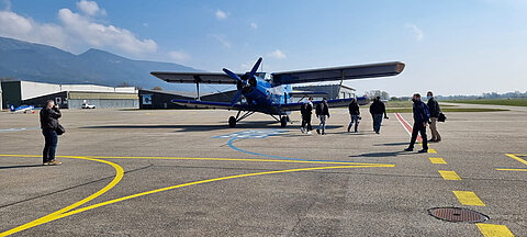 Passagiere begeben sich zur Antonov in Grenchen.
