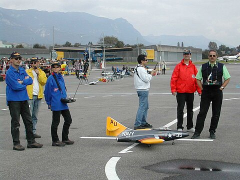 Die AN-2 mit mit Menschenkraft parkiert.