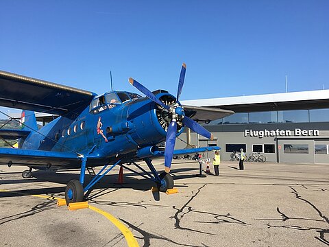 Die An-2 steht in Bern bereit für den Flug.