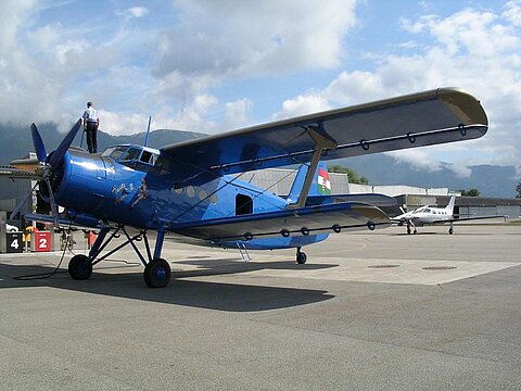 Die Anna wird in Grenchen für den Flug nach La Côte vorbereitet.