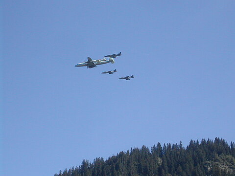 Überflug Hunter und Super Constellation.