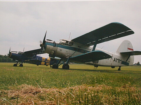 Zwei An-2 auf dem Flugplatz Ribnik in Polen.