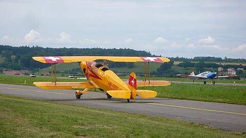 Zwei Oldtimer Bücker Jungmann und Messermitte Taifun.