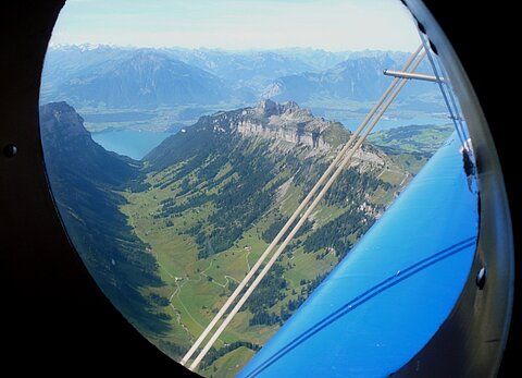Justistal im Hintergrund der Thunersee.