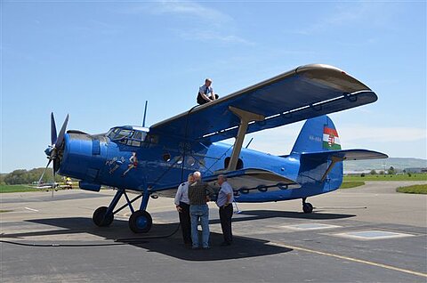 Die Antonov wird im Birrfeld für die Flüge aufgetankt.